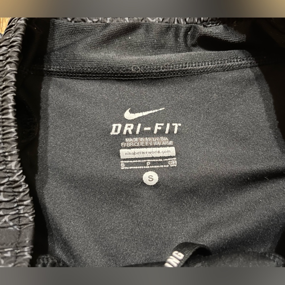 Nike dri fit active wear running shorts with back pocket - Picture 2 of 4